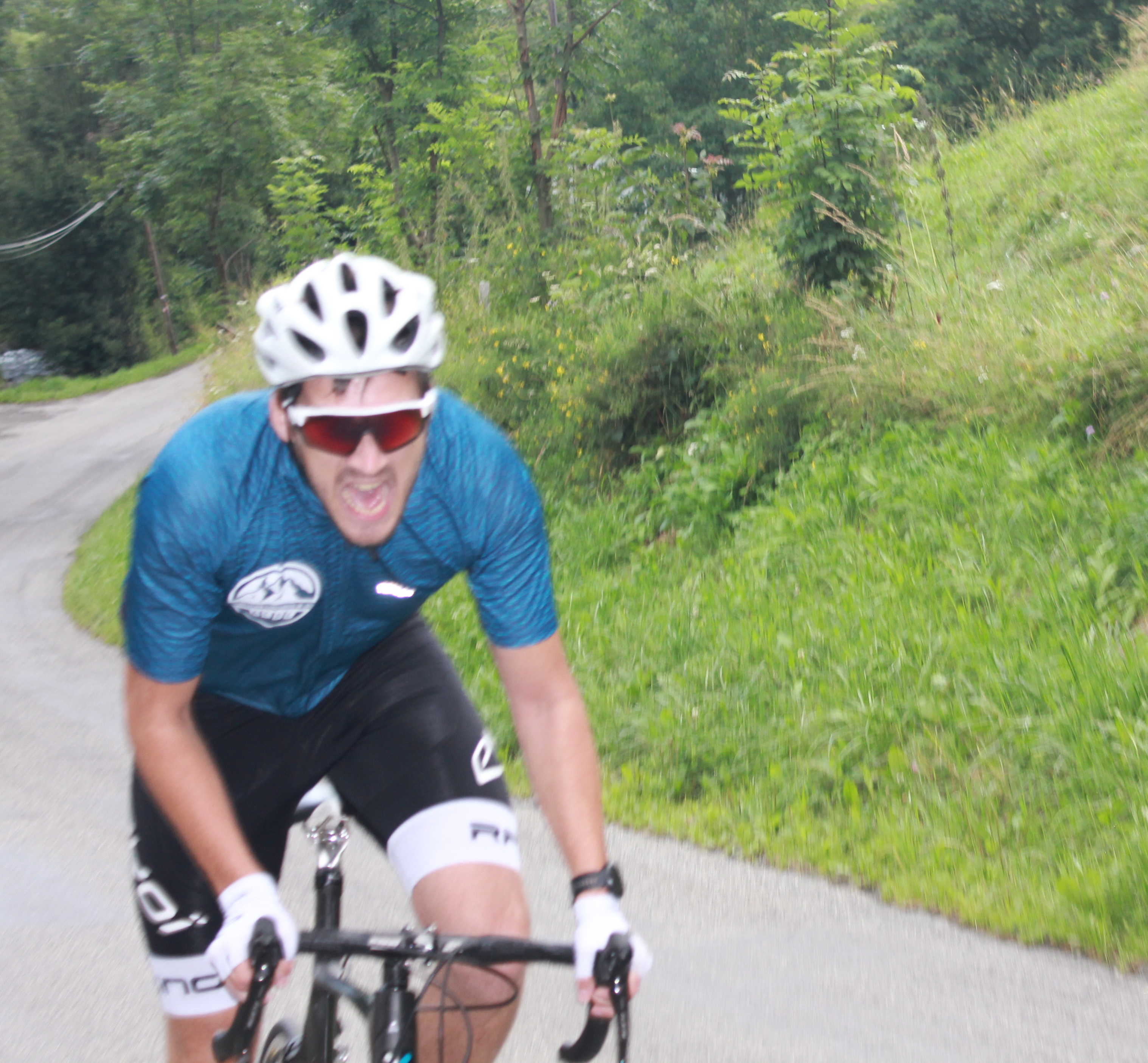 Un cycliste à l'attaque sur une route de montagne